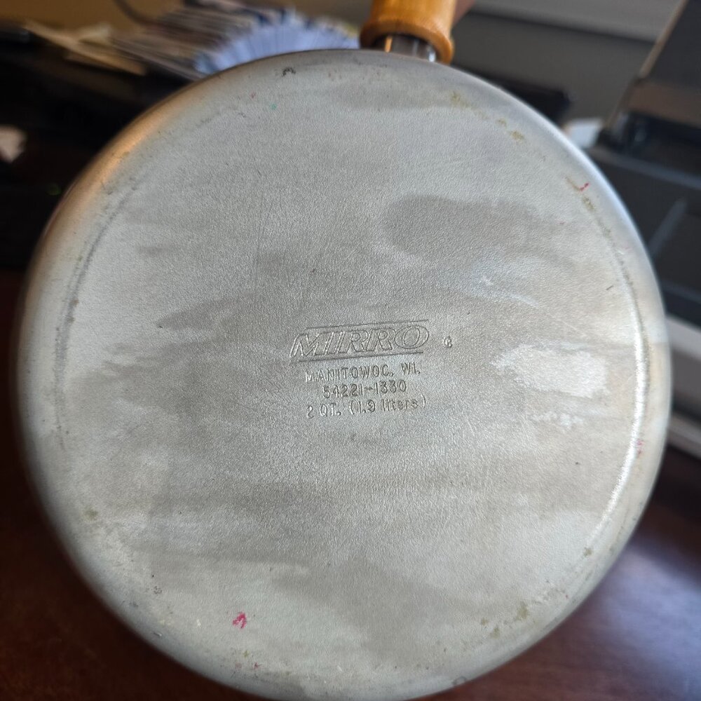 Vintage Mirro 2 Quart (1.9L) Saucepan - Non-Stick with Wooden Handle - Picture 8 of 14